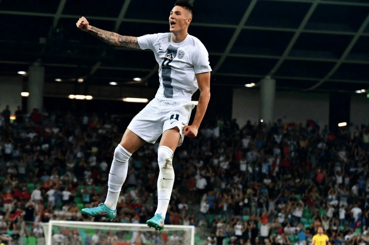 B体育体育在线登录-斯洛文尼亚迎战西班牙，势均力敌争夺晋级资格的简单介绍