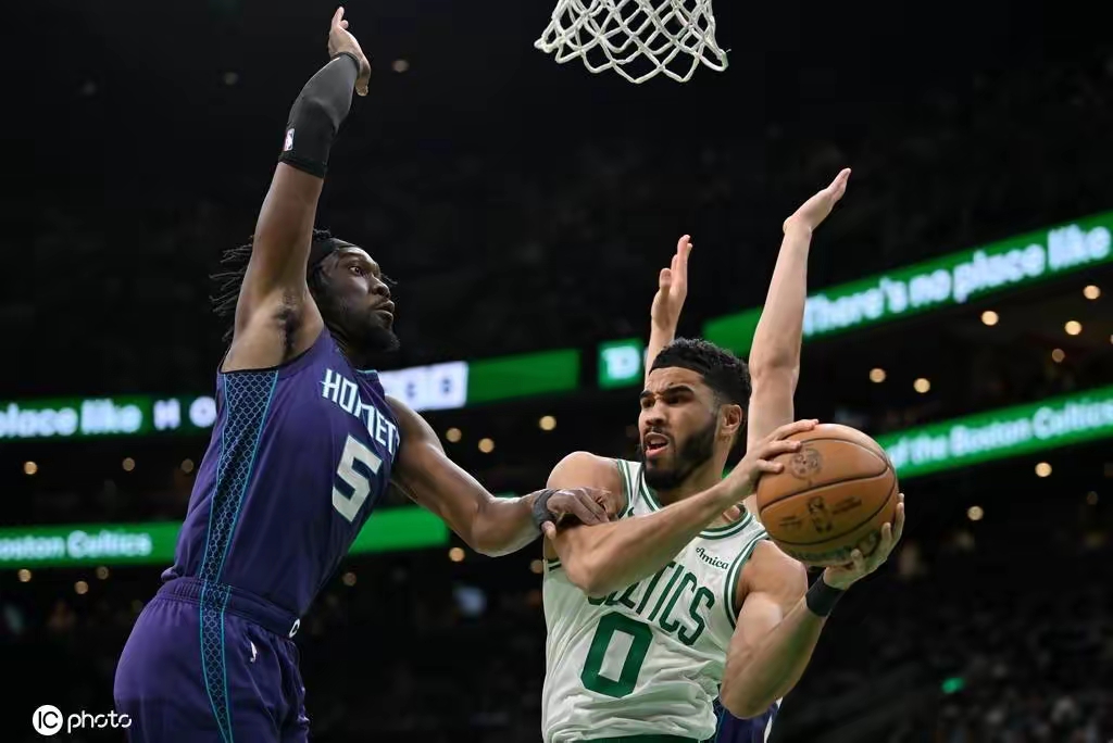 黄蜂队外援表现抢眼,联袂带队前行 黄蜂队外援表现抢眼,联袂带队前行