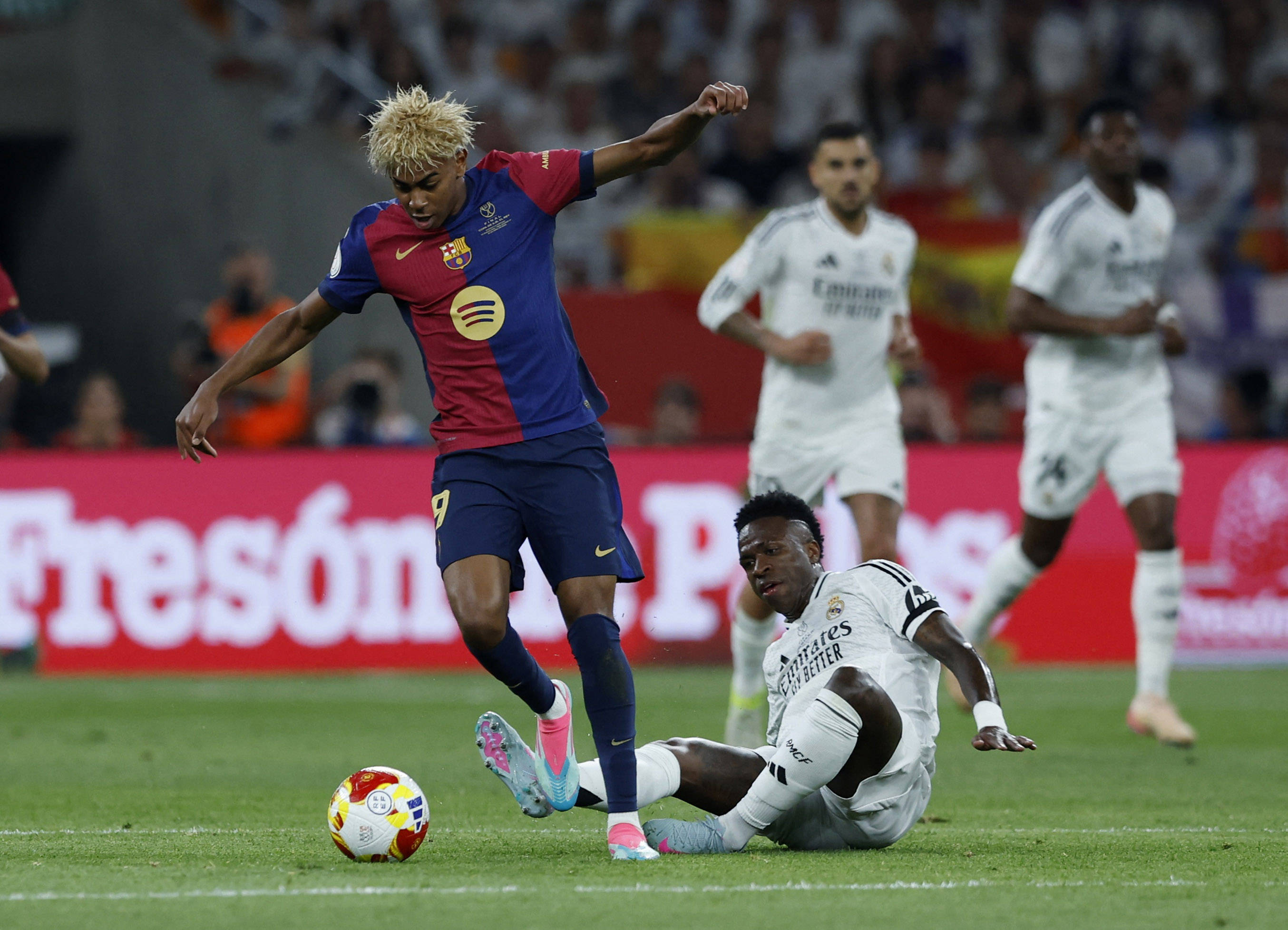 B体育体育新闻-塞维利亚客场取胜，提前锁定欧冠资格