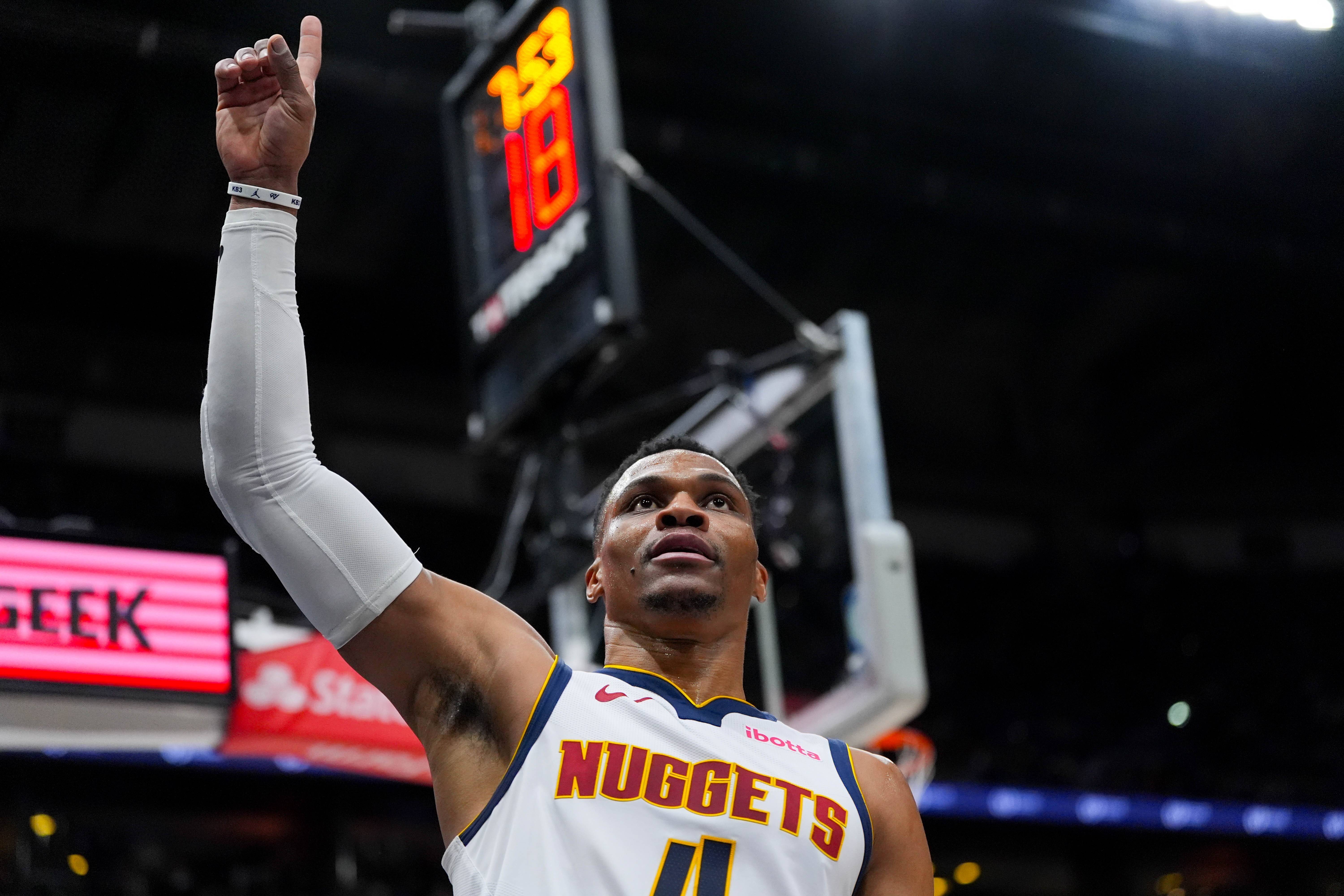 B体育体育在线登录-老鹰不敌雷霆，威少再次砍下三双