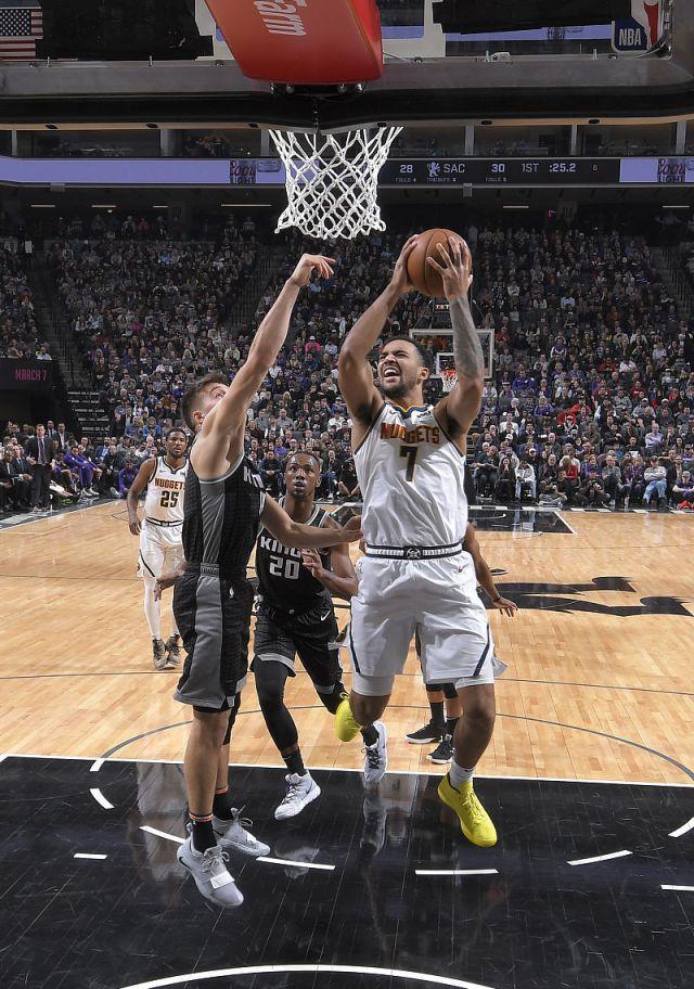 B体育体育课程-小克鲁斯队员发挥出色，帮助球队夺冠