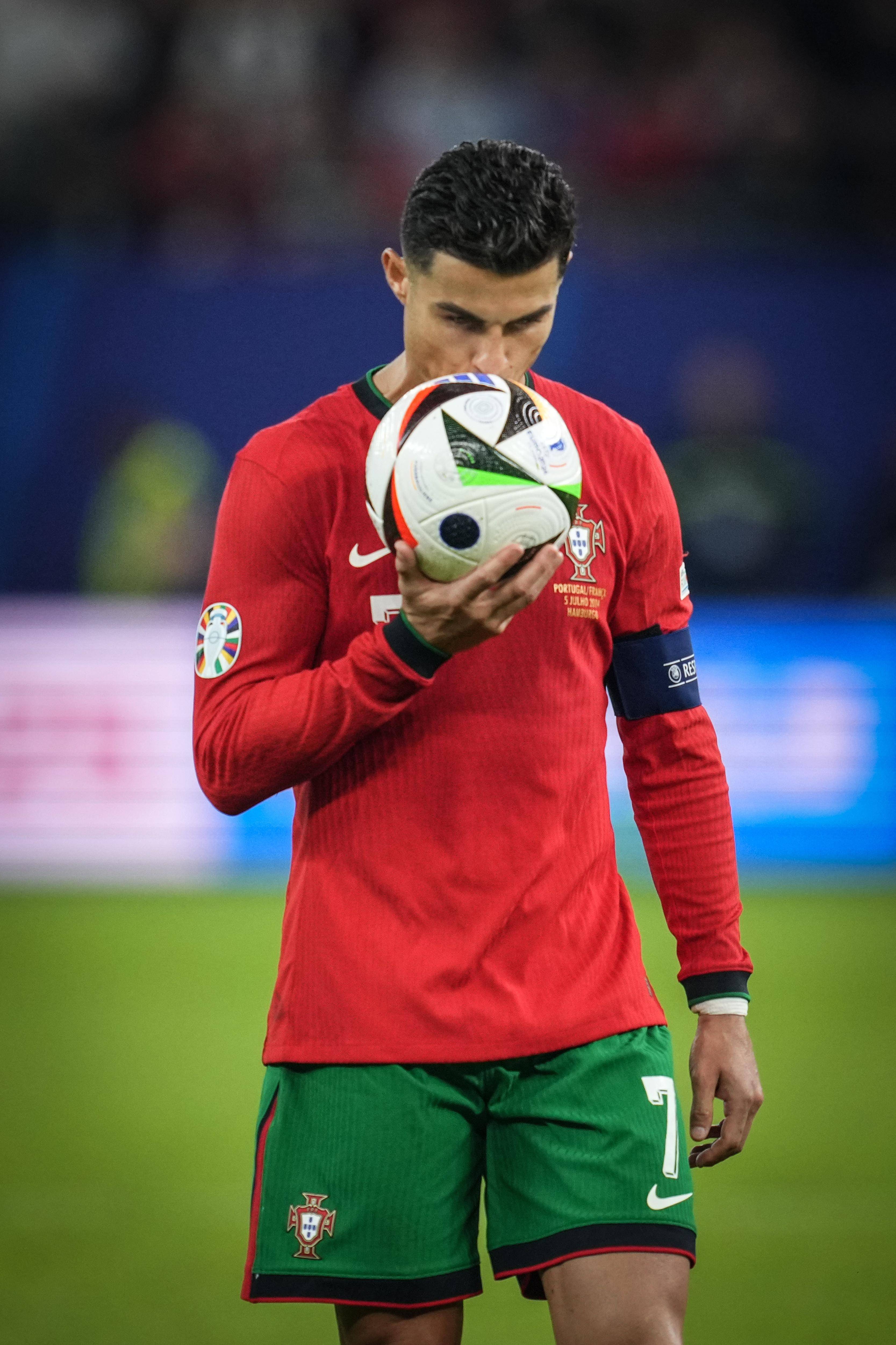 B体育体育新闻-法国足球巨星缺席关键比赛，球队备战受挑战