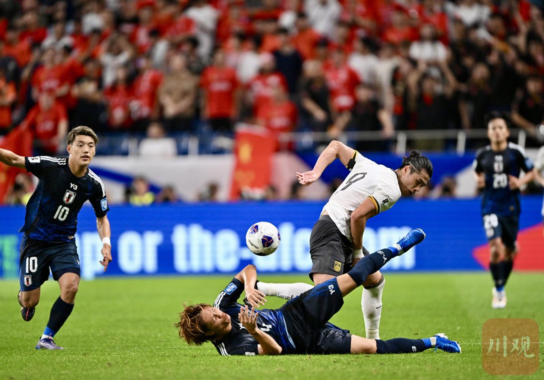 中国足球赛场上的一次激烈争夺 中国足球赛场上的一次激烈争夺